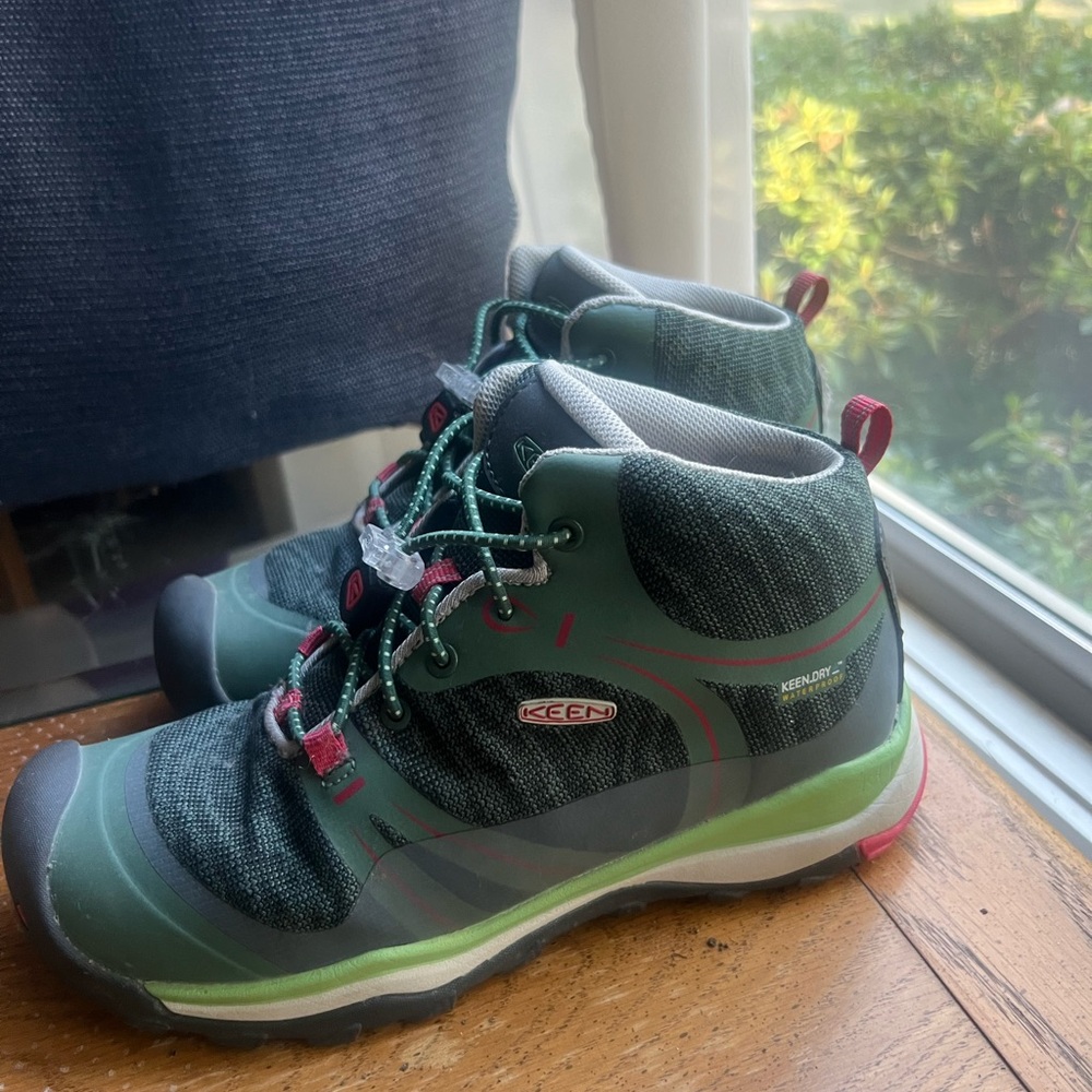 Keen Terradora Mid Waterproof Hiking Boot - Big
Kid (Children's)
YC